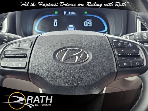 Used 2024 Hyundai Venue SEL image 14