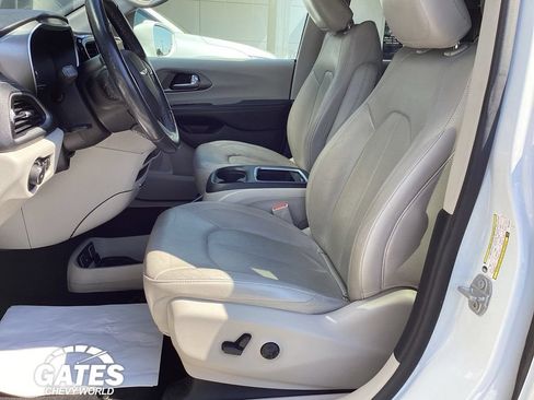 Used 2021 Chrysler Pacifica Touring-L FWD image 14