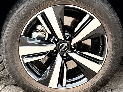 Used 2025 Nissan Rogue SL w/ Tech Package AWD/4WD image 12