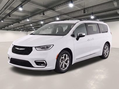 Used 2023 Chrysler Pacifica Limited w/ Uconnect Theater Family Group