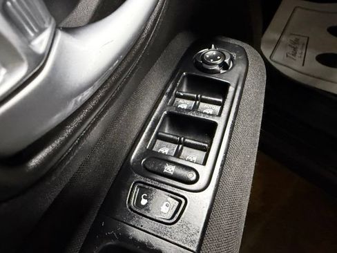 Used 2019 Jeep Renegade Latitude FWD image 13