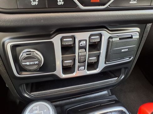 Certified 2025 Jeep Wrangler Sahara image 8