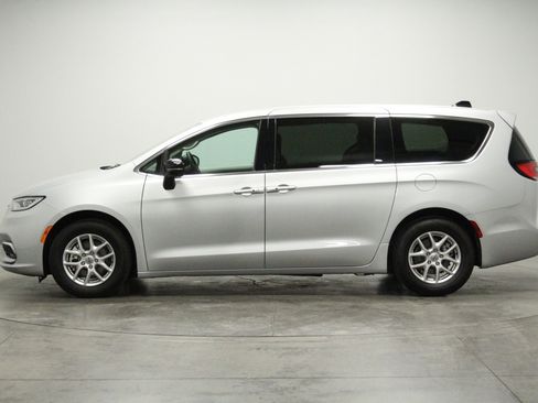 Used 2024 Chrysler Pacifica Touring-L FWD image 5