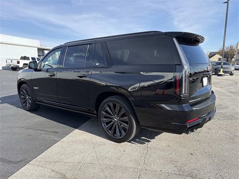 Used 2025 Cadillac Escalade ESV V image 2