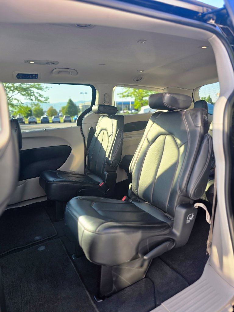Used 2024 Chrysler Pacifica Touring-L FWD image 19
