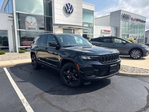 Used 2023 Jeep Grand Cherokee Altitude AWD/4WD image 1