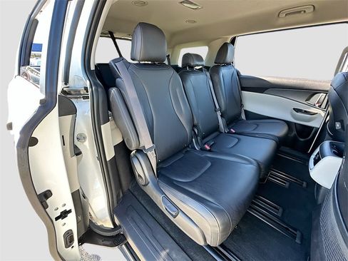 Used 2024 Kia Carnival LX image 27