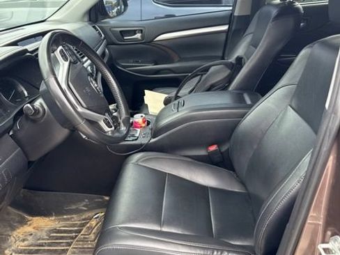 Used 2019 Toyota Highlander XLE FWD image 6