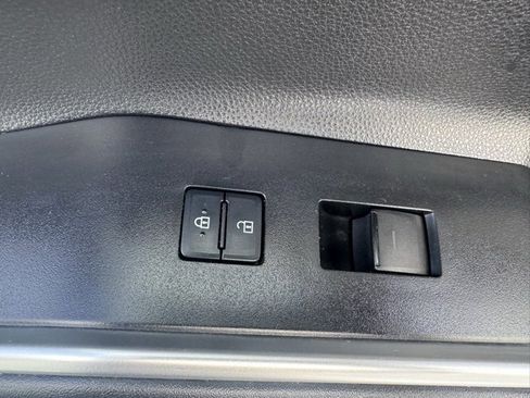 Used 2021 Toyota Highlander XLE image 32