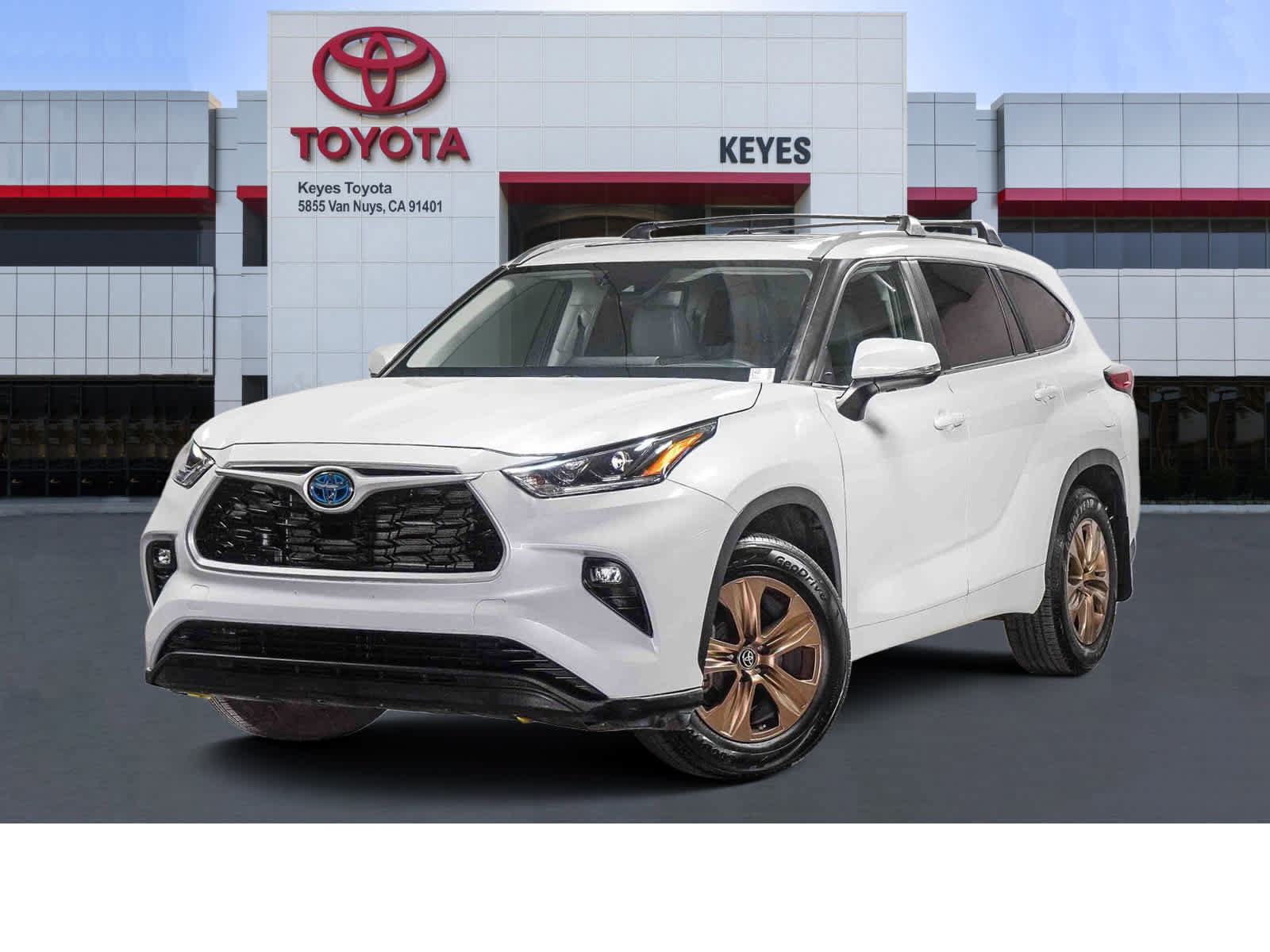 Used 2023 Toyota Highlander Bronze Edition FWD image 1
