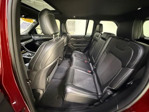 Used 2024 Jeep Grand Cherokee Altitude image 18