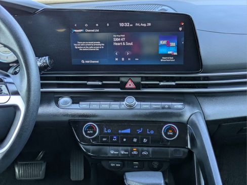 Used 2024 Hyundai Elantra SEL FWD image 14