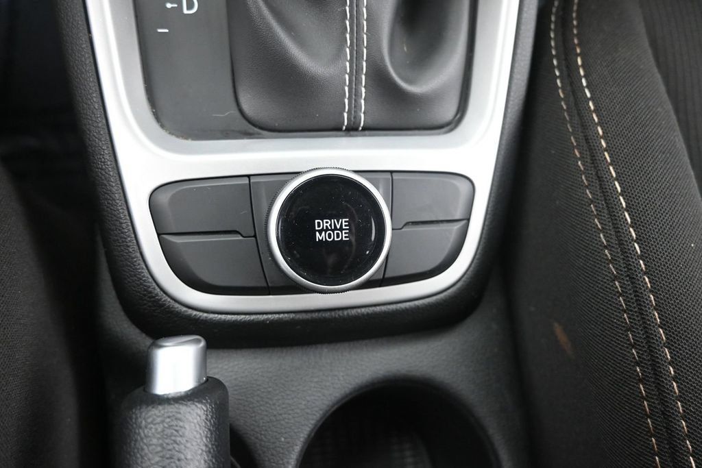 Used 2024 Hyundai Venue SEL FWD image 28