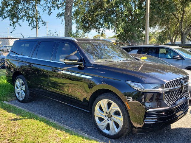 Used 2025 Lincoln Navigator L Reserve AWD/4WD image 2