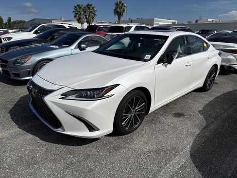 Used 2025 Lexus ES 350 w/ Premium Package FWD image 2