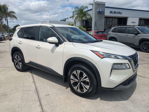 Used 2023 Nissan Rogue SV FWD image 2