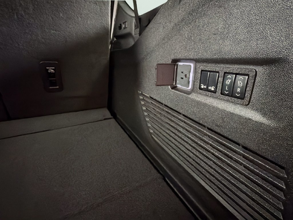 Used 2025 Chevrolet Suburban Premier RWD image 30
