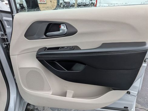 Used 2024 Chrysler Pacifica Touring-L image 31