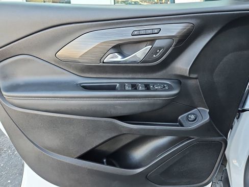 Used 2024 GMC Terrain SLT image 26