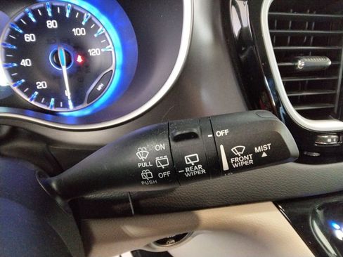 Used 2023 Chrysler Pacifica Touring-L image 17