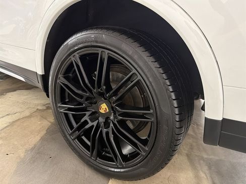 Used 2017 Porsche Cayenne Platinum Edition w/ Premium Package (PJV) AWD/4WD image 7