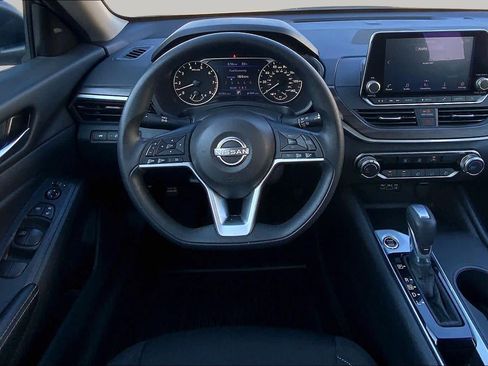 Used 2025 Nissan Altima 2.5 SV FWD image 6