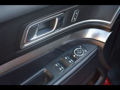 Used 2019 Ford Explorer XLT w/ Equipment Group 202A FWD image 19