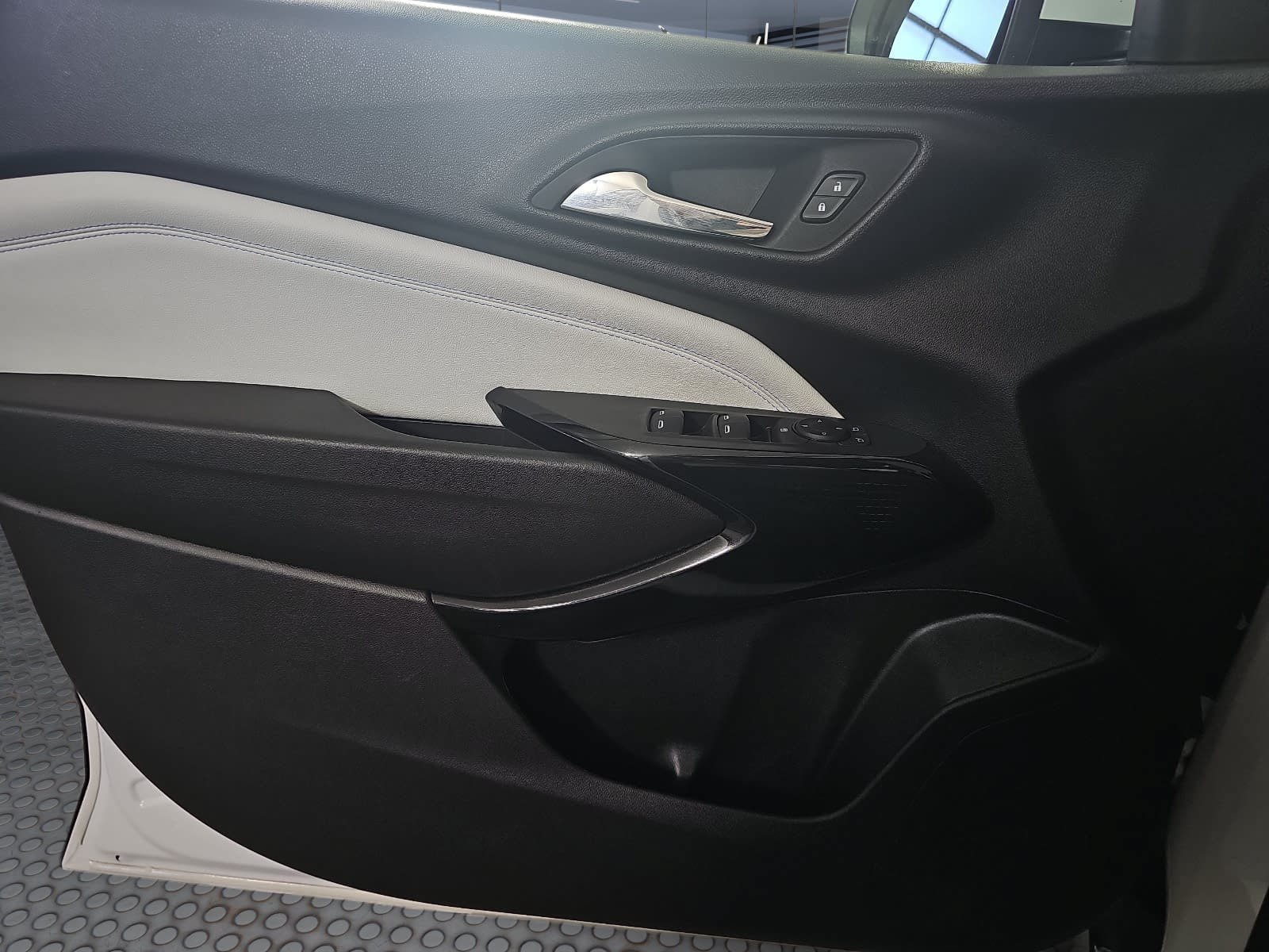 Used 2025 Chevrolet Trax LT FWD image 22