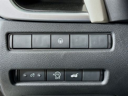Used 2025 Nissan Rogue SV FWD image 17