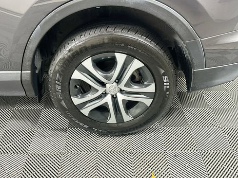 Used 2018 Toyota RAV4 LE FWD image 11