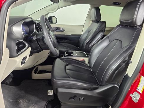 Used 2024 Chrysler Pacifica Touring-L image 23