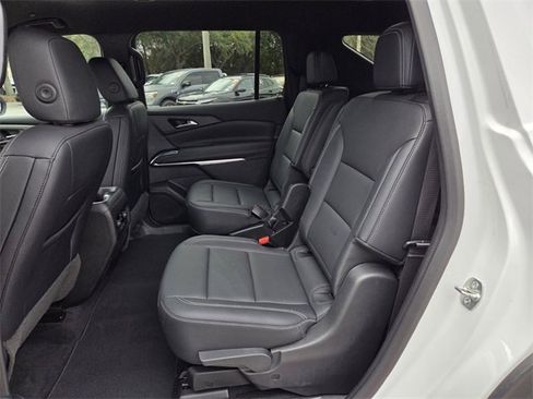 Used 2025 Chevrolet Traverse LT image 13