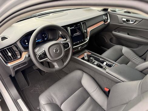 Used 2025 Volvo V60 B5 Cross Country Plus image 12