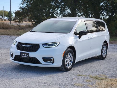 New 2026 Chrysler Pacifica Select image 2