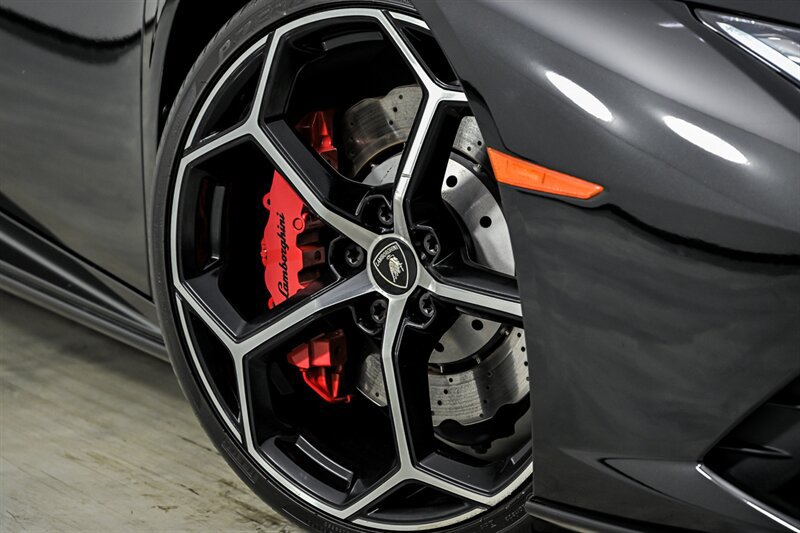 Used 2020 Lamborghini Huracan EVO RWD image 3