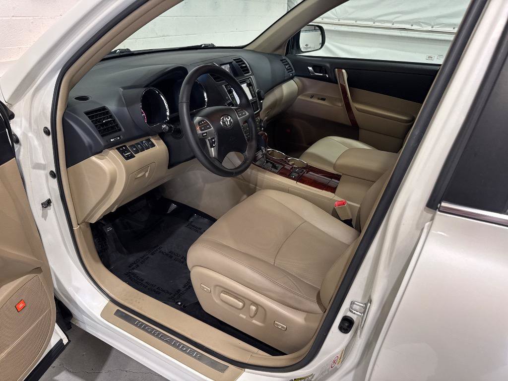 Used 2013 Toyota Highlander Limited AWD/4WD image 27