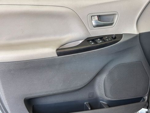 Used 2019 Toyota Sienna LE w/ Carpet Mat Package FWD image 25