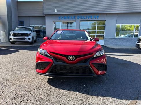 Used 2022 Toyota Camry SE image 2