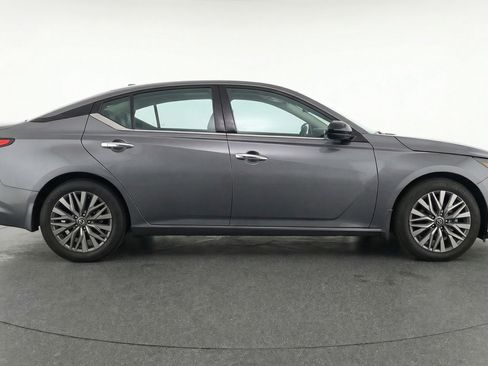 Used 2025 Nissan Altima 2.5 SV FWD image 11