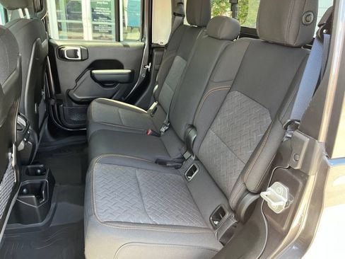 Used 2025 Jeep Gladiator Mojave AWD/4WD image 16