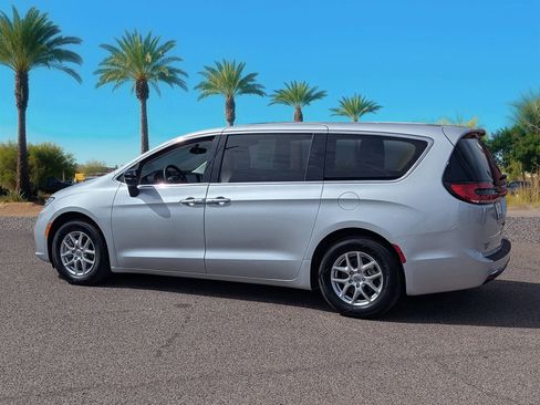 Used 2024 Chrysler Pacifica Touring-L image 2