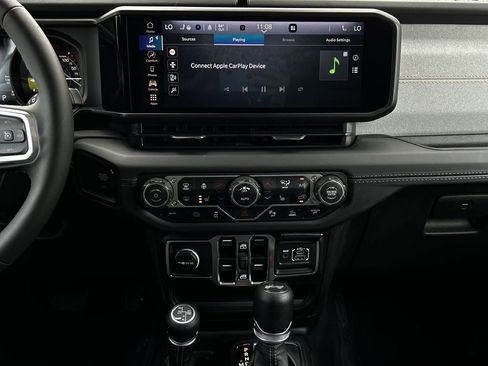 Used 2025 Jeep Wrangler Unlimited Sahara w/ Safety Group AWD/4WD image 17