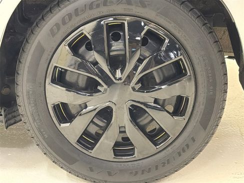 Used 2018 Toyota Corolla LE image 9