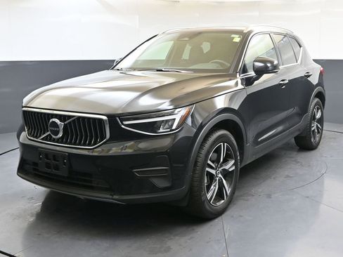 Certified 2025 Volvo XC40 B5 Core image 1