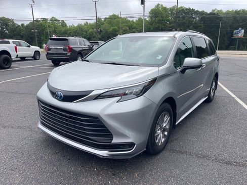 Used 2025 Toyota Sienna LE w/ LE Plus Package FWD image 3