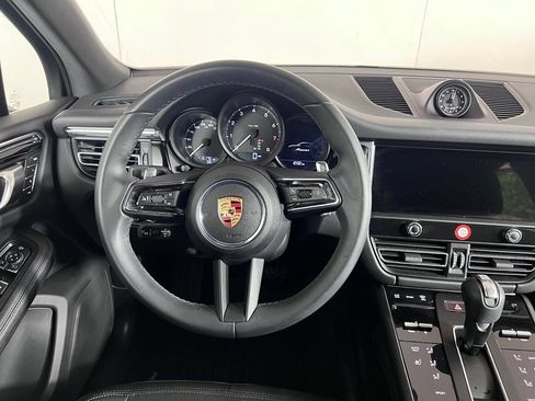 Certified 2025 Porsche Macan AWD/4WD image 19