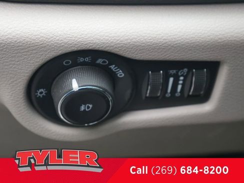 Used 2023 Chrysler Pacifica Touring-L FWD image 25