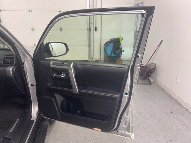 Used 2016 Toyota 4Runner SR5 AWD/4WD image 27