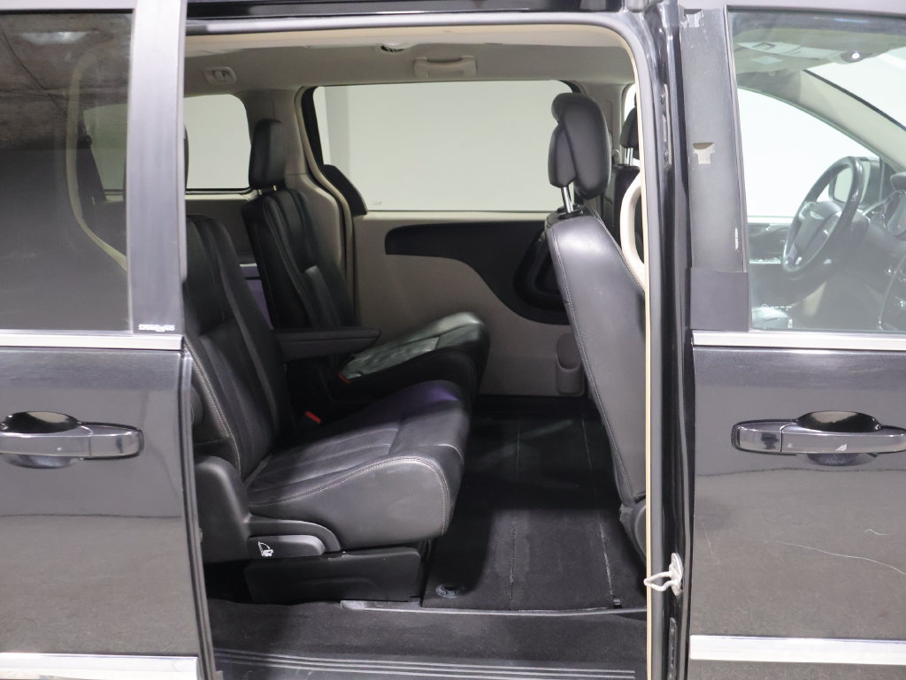 Used 2012 Chrysler Town & Country Touring w/ Entertainment Group #1 FWD image 18