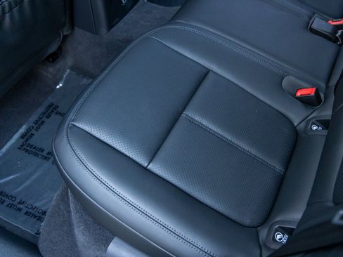 Certified 2025 Porsche Macan image 40